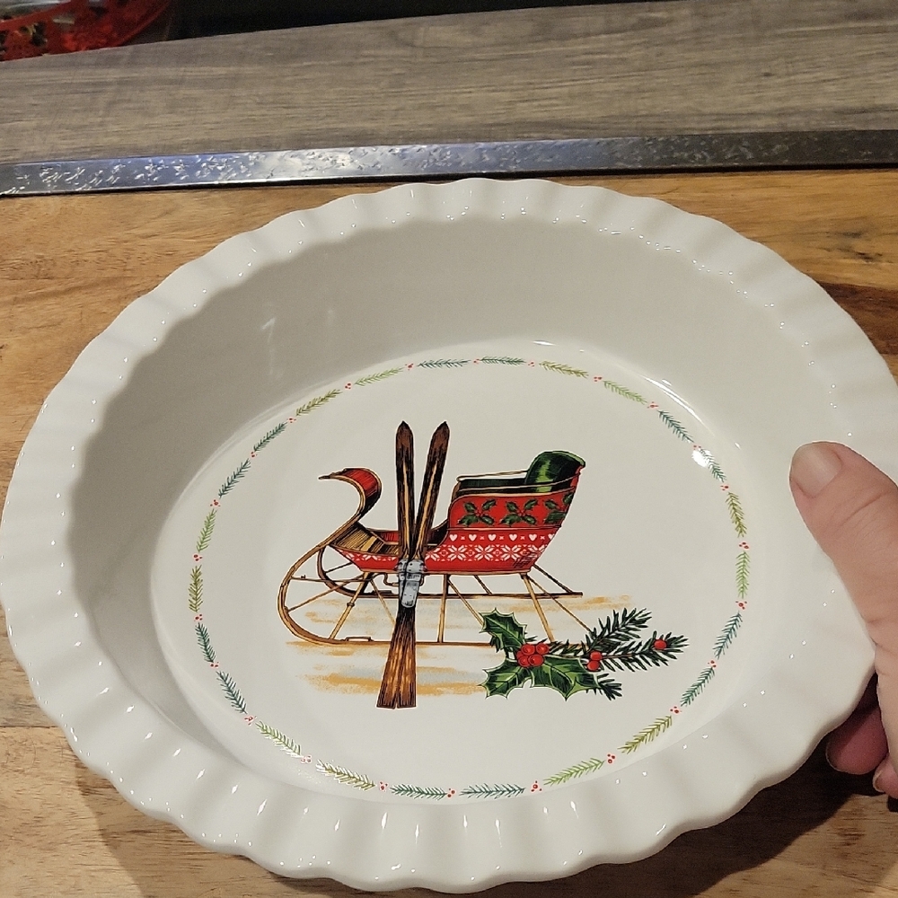 Holiday Pie DeepDish with Sleigh Design/ EUC/ BEAUTIFUL